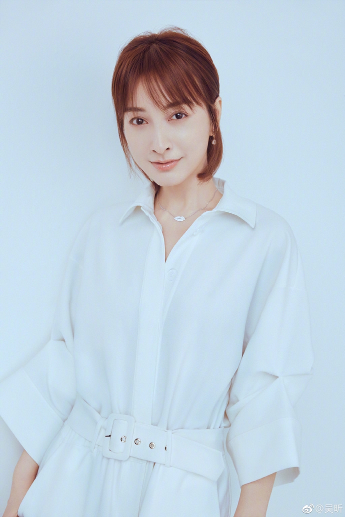 吴昕晒多张美照风格迥异甜美可人又时髦优雅