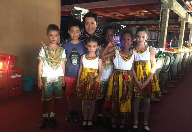 还有粉丝晒出了蔡国庆和圈内众多小鲜肉的合影，根本分辨不出蔡国庆已经51岁了，