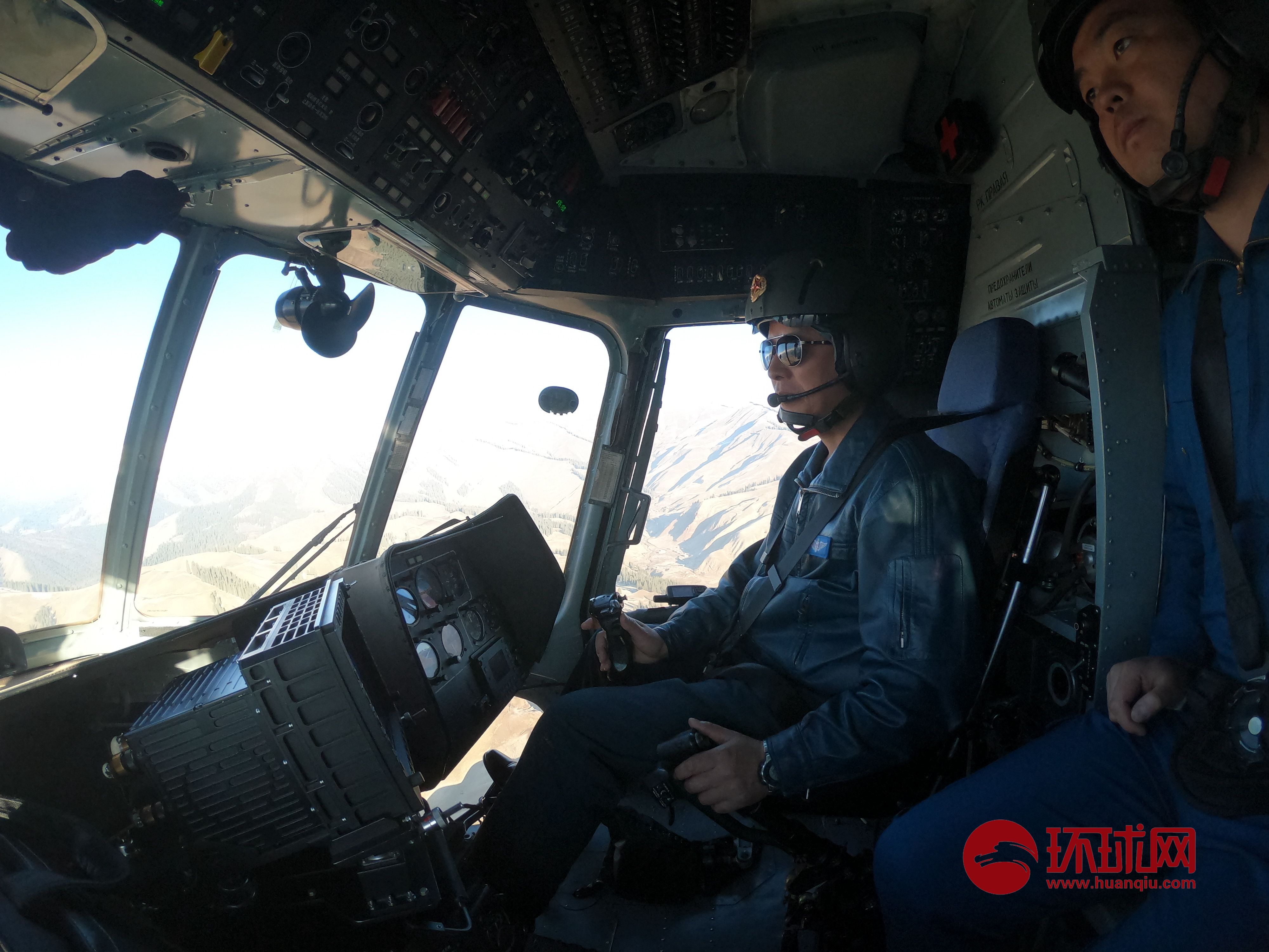 天山上的紧急救援!新疆军区某陆航旅成功救出10名雪崩被困群众