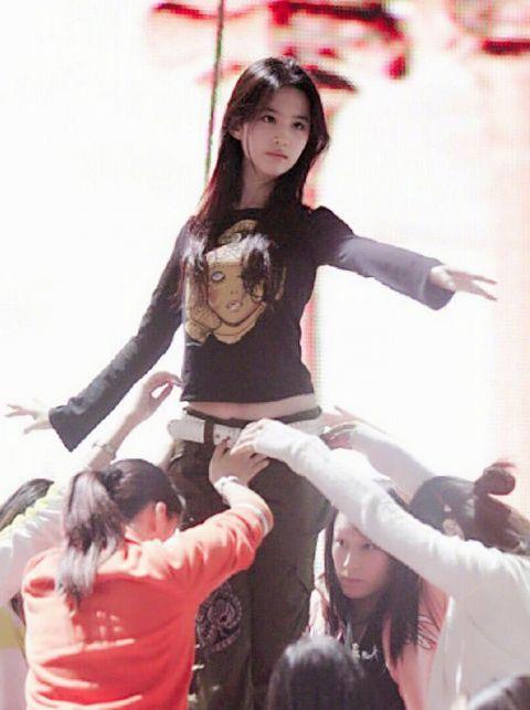 这张彩排的照片，虽然没有穿上华丽的服饰，但是美貌依旧十分亮眼，而且刘亦菲真的十分认真啊。