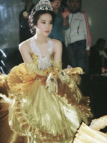 刘亦菲曾经是2006年湖南卫视金鹰节的金鹰女神，但是还只有19岁的她，竟然已经这么美了！