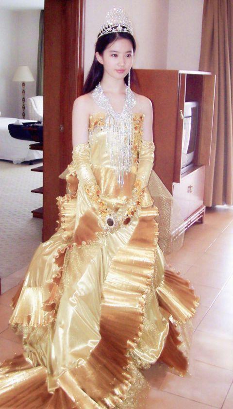 这张是还没有上浓妆的时候，看起来更加清纯一些，但是小编很想吐槽一下那时候的金鹰礼服啊。