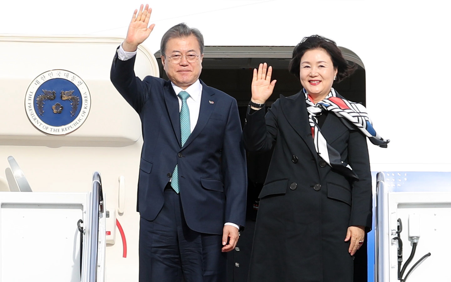 刚刚，文在寅抵达朝鲜首都平壤，与金正恩握手拥抱！ _中国经济网——国家经济门户