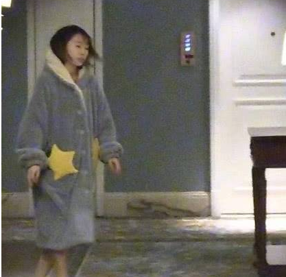 同时还有媒体放出洪欣的近照,有网友偶遇洪欣独自坐在车上疑似心情不好,暗自伤心流泪。