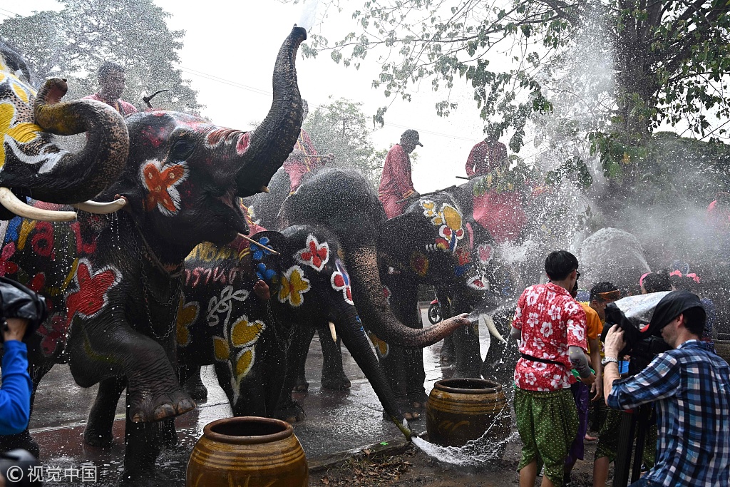 泰国庆祝宋干节 狂欢者和大象互泼水