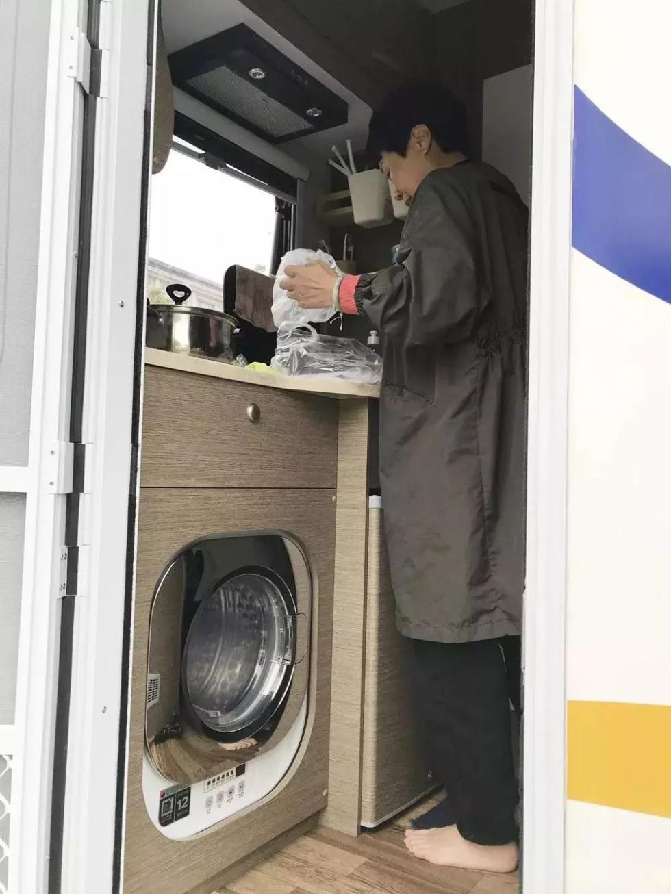 欣欣如今上小学四年级,她就读的温州市箍园小学国际部就在温州市第二外国语学校里面。