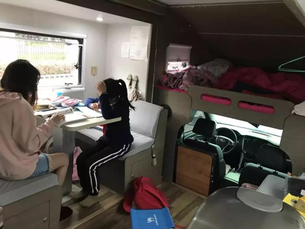 “主要还是考虑到女儿上学,希望她可以多点时间休息。”欣欣的妈妈吴女士告诉记者。