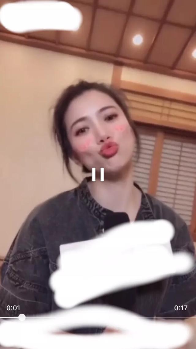 近日袁咏仪在某平台录制的视频中被要求嘟嘴拍照