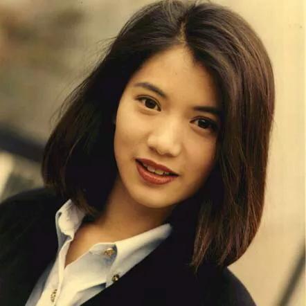 刚开始出道的袁咏仪清纯靓丽,也参演了很多影视剧,获得了很多好评和奖章。