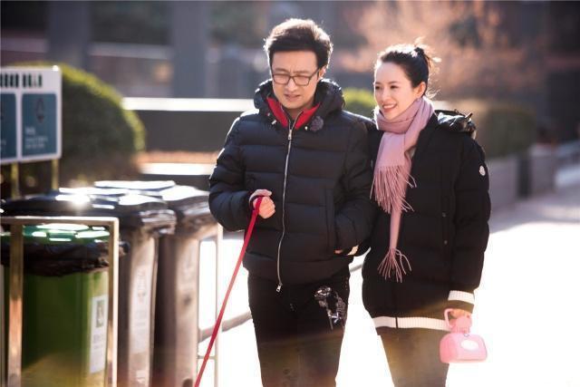 章子怡给汪峰剪脚指甲,公众形象全无,指甲太硬两只手都撬不动