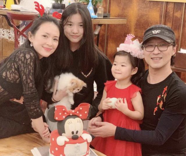 章子怡给汪峰剪脚指甲,公众形象全无,指甲太硬两只手都撬不动