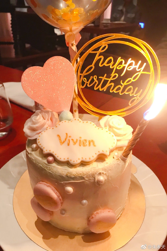 朱孝天为娇妻甜蜜庆生 韩雯雯戴硕大钻戒笑容灿烂