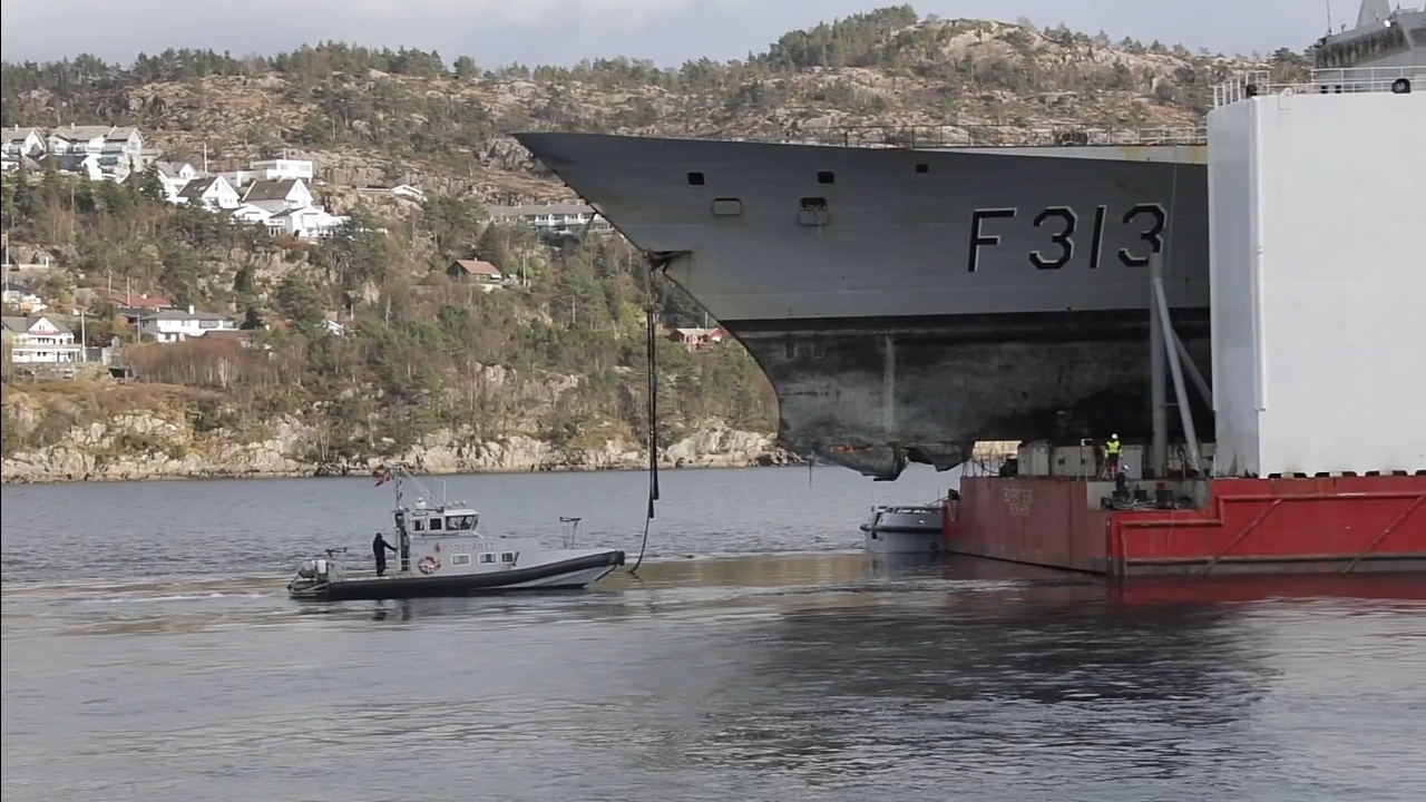 8 被捞出水挪威护卫舰进入维修状态 撞击处盖钢板