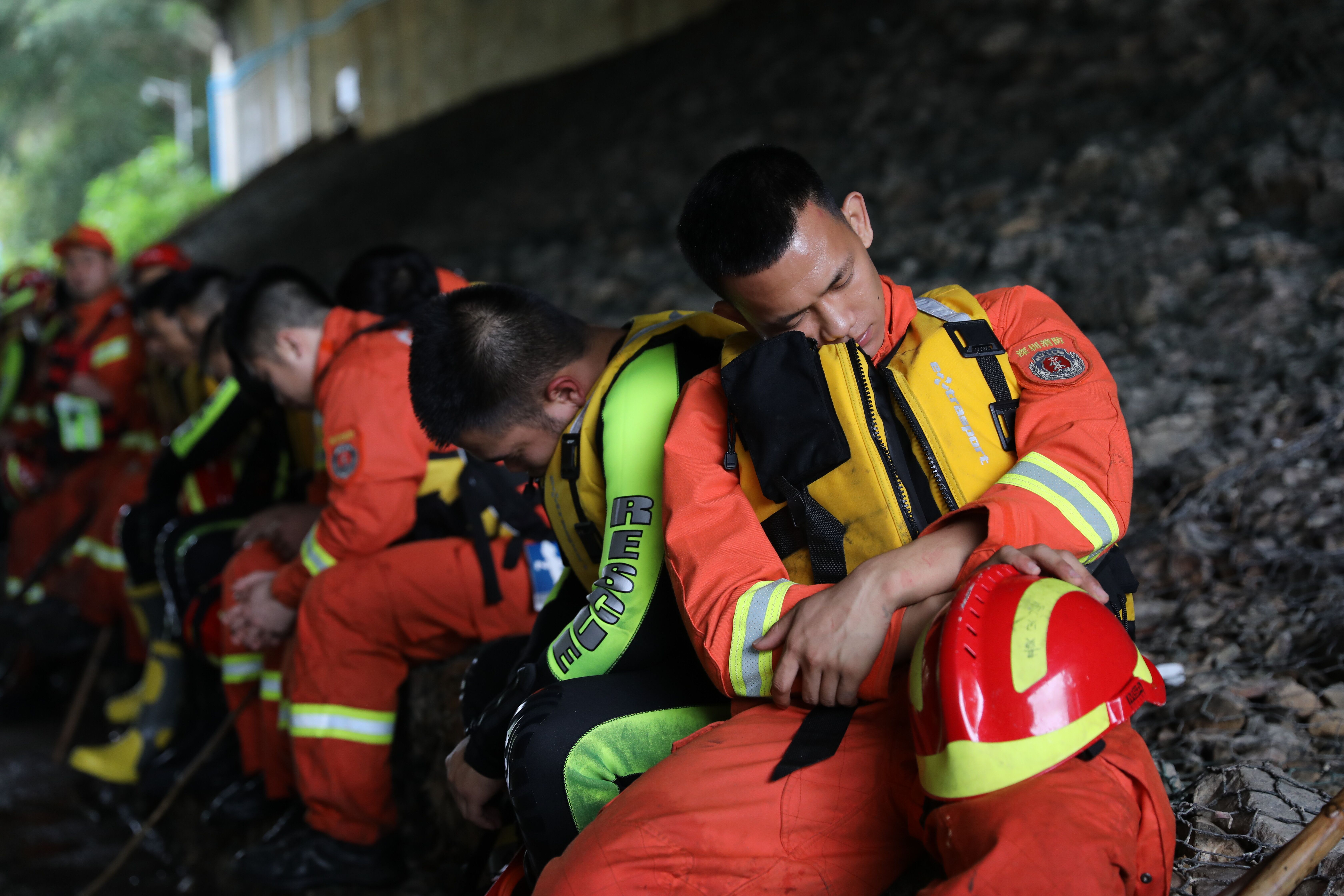 深圳强降雨引发洪水多人被冲走 消防员进行拉网式搜索