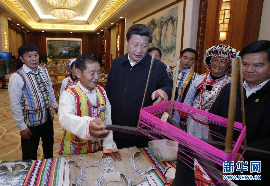 2015年1月20日，习近平向独龙族群众代表询问民族特有生产工具使用情况