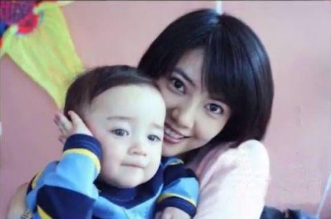 其实就连女神高圆圆都是喜欢他喜欢的不得了呢,都被他可爱的外表萌翻了。