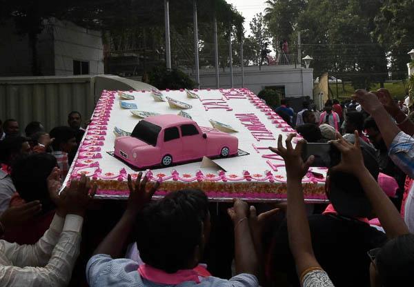 泰伦加纳民族党（Telangana Rashtriya Samiti）支持者正在庆祝选举获胜，他们将蛋糕做成象征该党的汽车的形状。