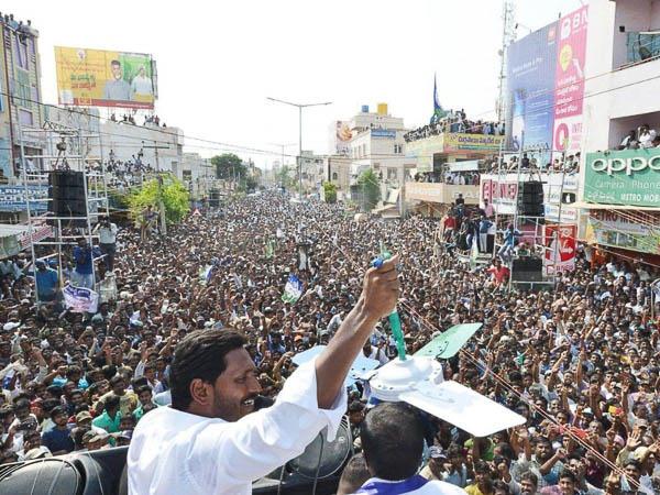 Yuvajana Sramika Rythu Congress Party的候选人在集会上展示吊扇。