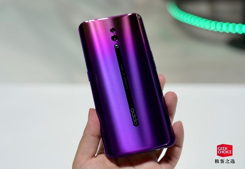 条纹中印着 oppo 的新版品牌 logo 以及「designed by oppo」字样,好