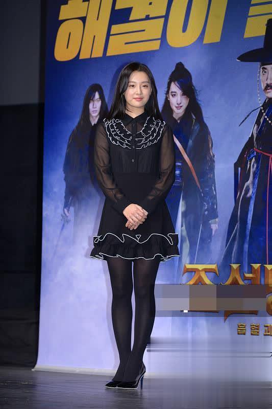 离了精修,对比过去,确实是发福圆润了不少,但脸蛋还是很好看呀。