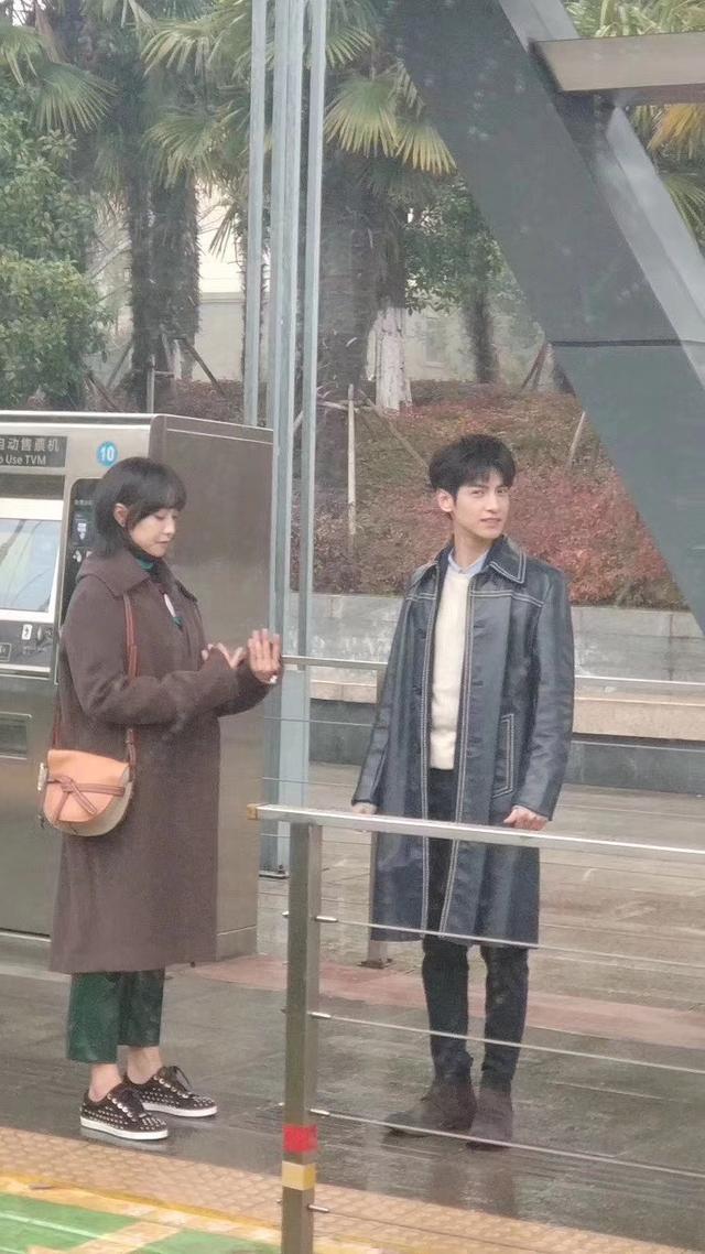 和谢霆锋的同框,宋茜的腿比谢霆锋要长好多,这腿长怕是1米1了,比例真的太好了