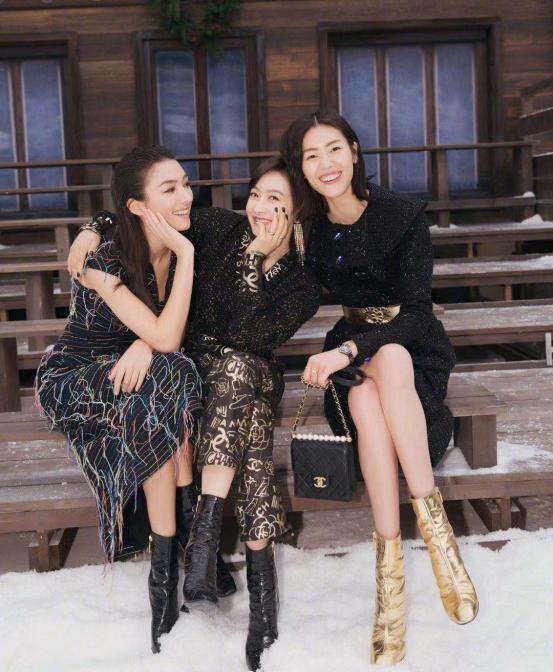 ↓↓↓一身玫瑰红的香奈儿外套,确实看上去元气满满,宋茜这少女气,确实是名不虚传