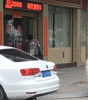 捡起路边香炉猛砸