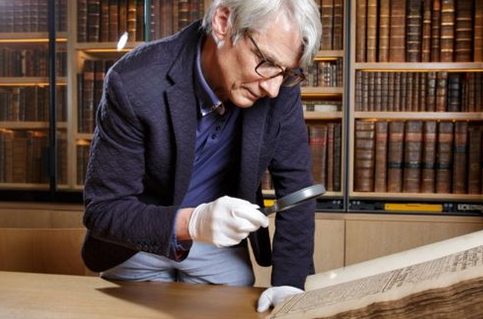 玛什在查阅资料(BBC)