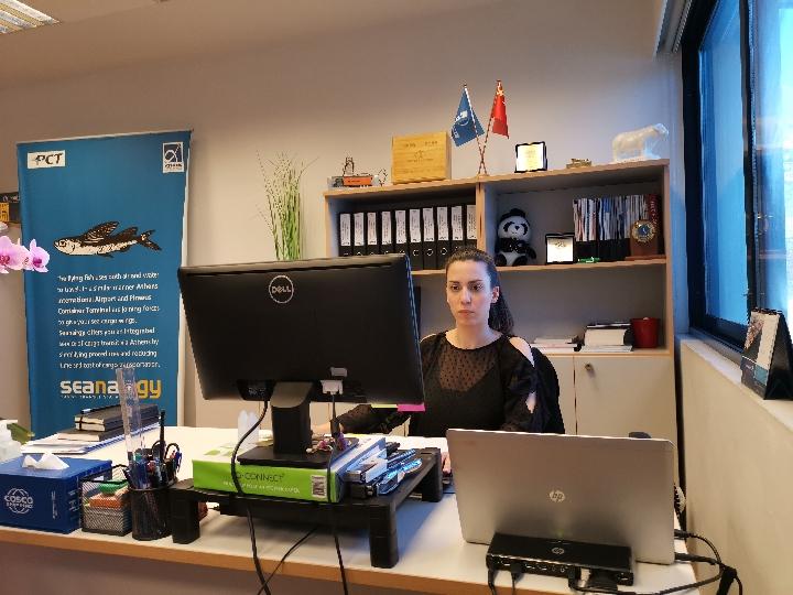 正在工作的奥马尔。(新华社记者于帅帅摄)