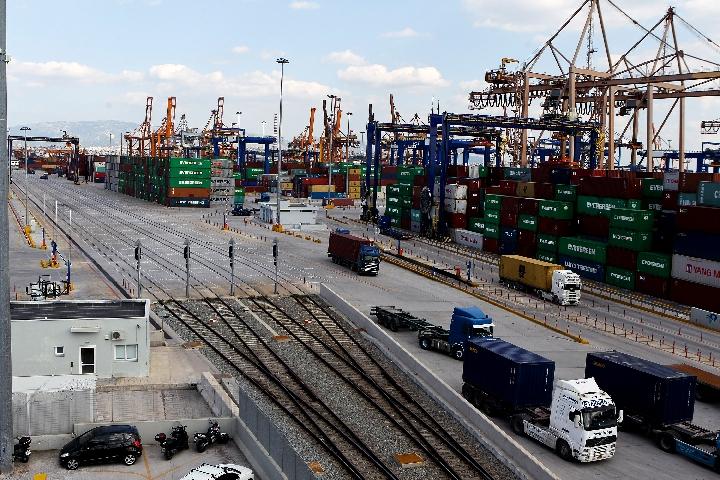 这是2017年3月17日拍摄的中远海运比港集装箱码头的铁路。(新华社发,马里奥斯⋅罗洛斯摄）