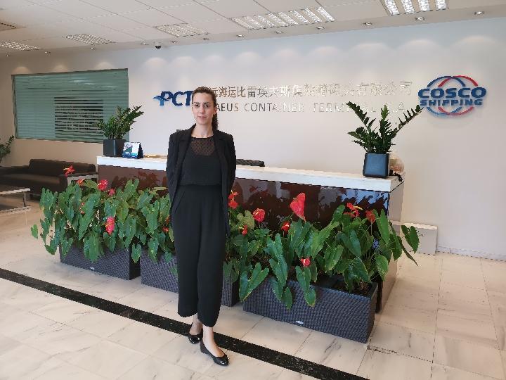 奥马尔在公司。(新华社记者于帅帅摄)