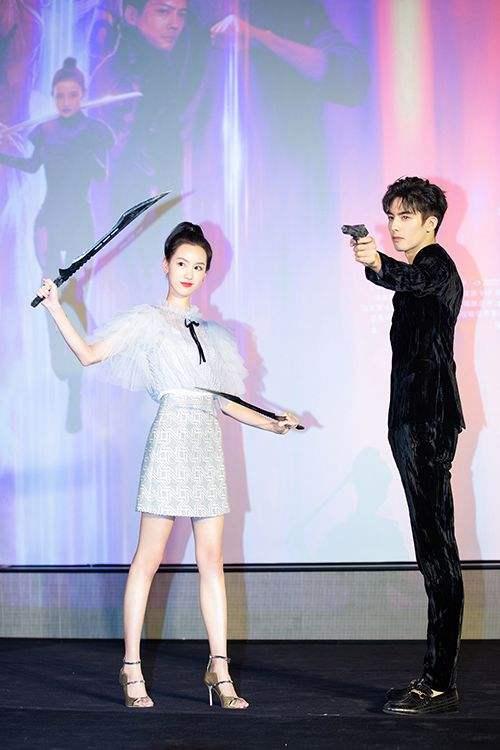 两个人私下接受采访的时候，配合的也不错，有网友说：“陈都灵和宋威龙帅哥互动真的还蛮甜”