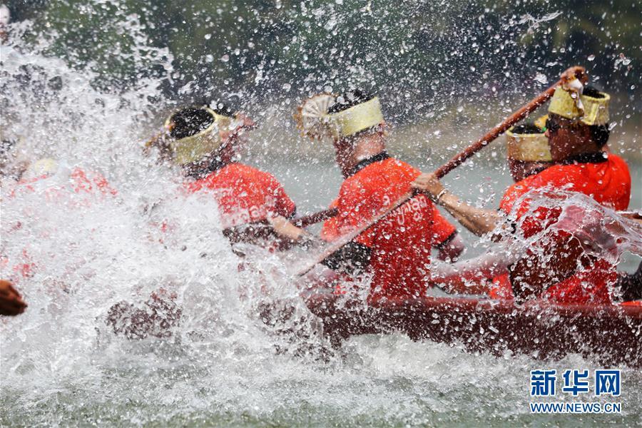 在云南省西双版纳傣族自治州景洪市的澜沧江上,十余支龙舟队伍举行赛