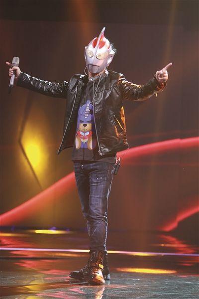 潘粤明参加蒙面唱将被众人嫌弃摘下面具全场安静