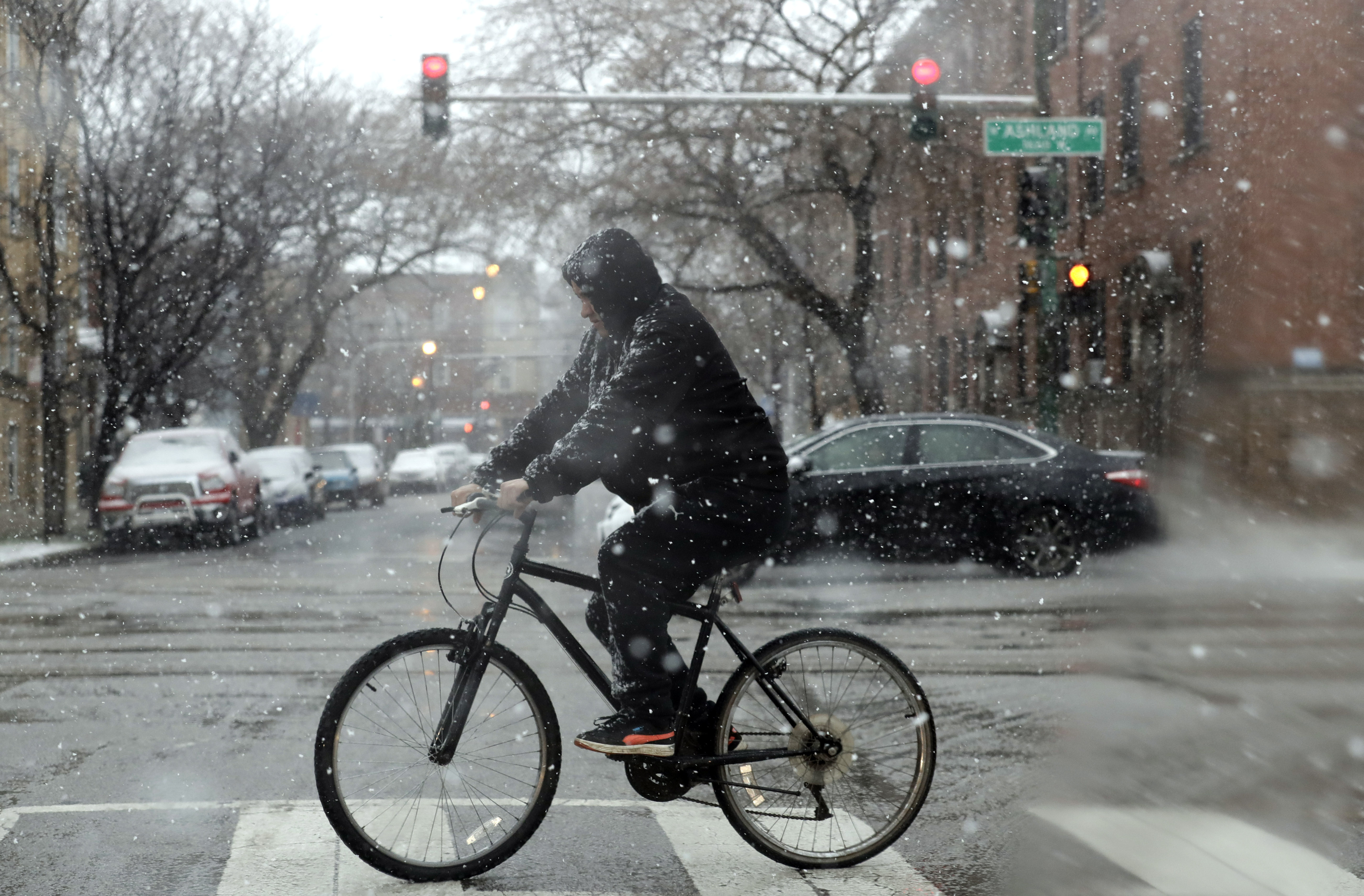6 芝加哥四月迎风雪天气 大雪纷飞交通受阻