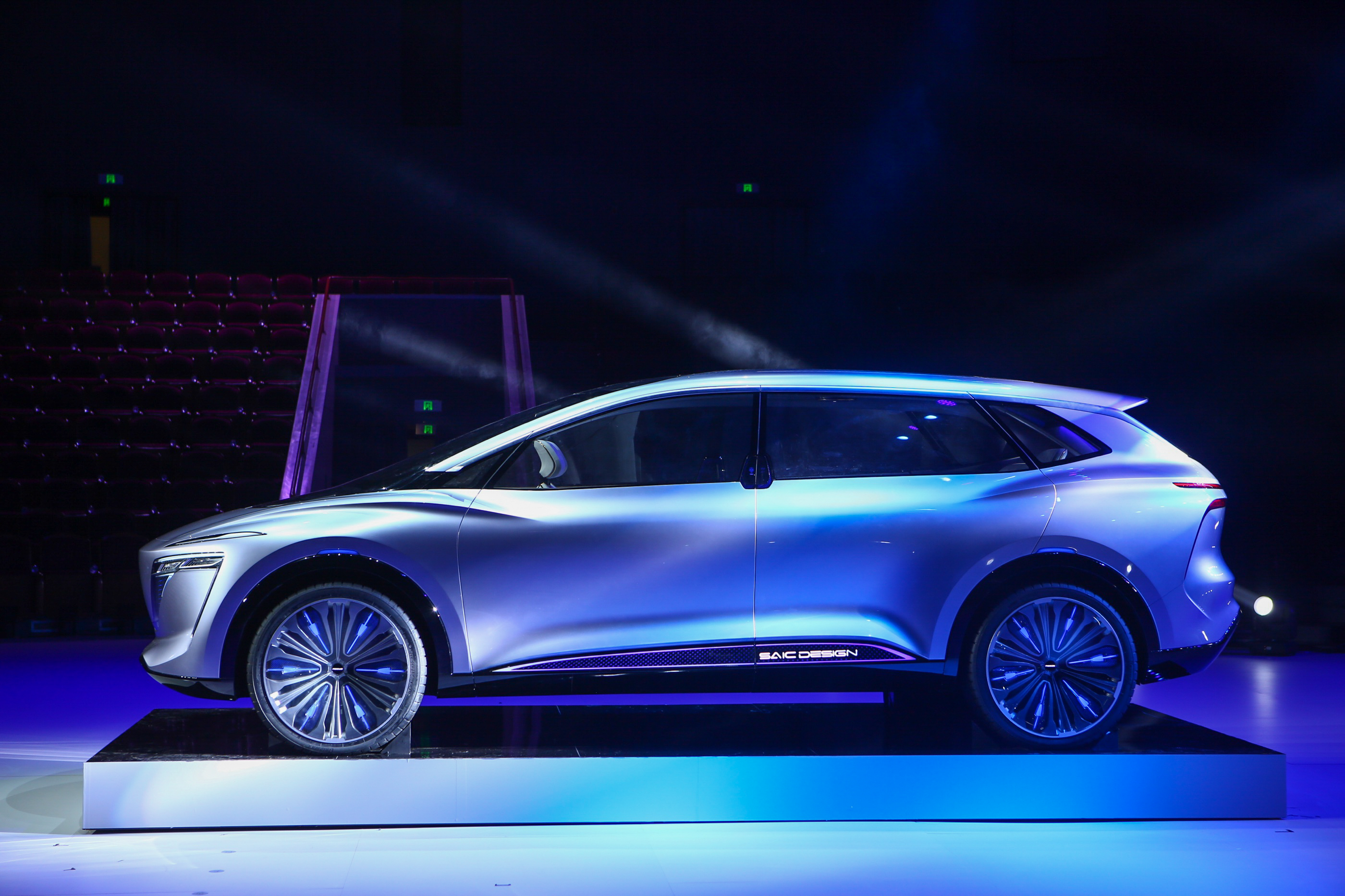 vision-i概念车首秀 上汽荣威5g时代来临