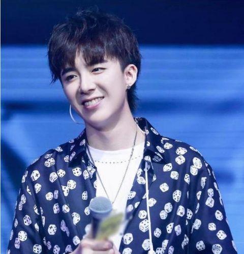 4月12日下午，刘宇宁突然发微博称：那个时候，只有快乐。现在怎么会这么压抑，这么复杂！