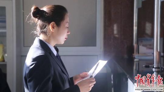 3月30日,北京市大兴殡仪馆殡仪服务员卫艳茹正在检查工作文件。实习生 叶芃/摄