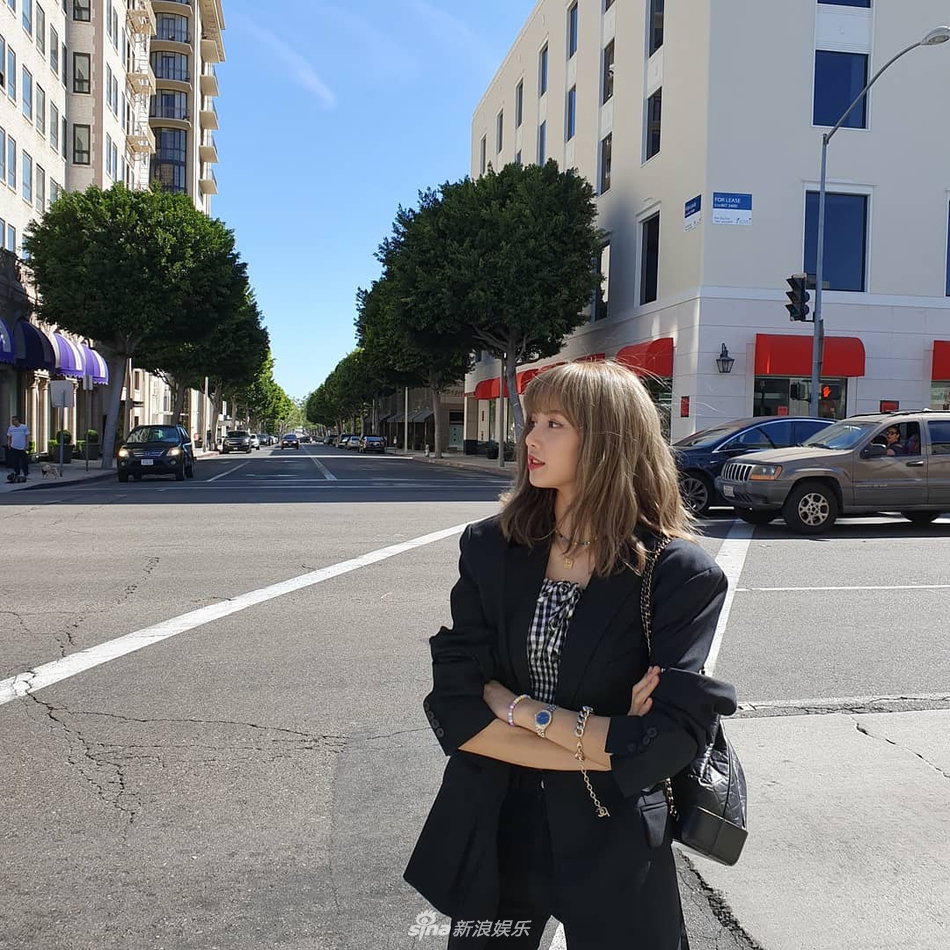 韩国女团blackpink成员lisa在个人社交平台分享在美国的照片,她穿着