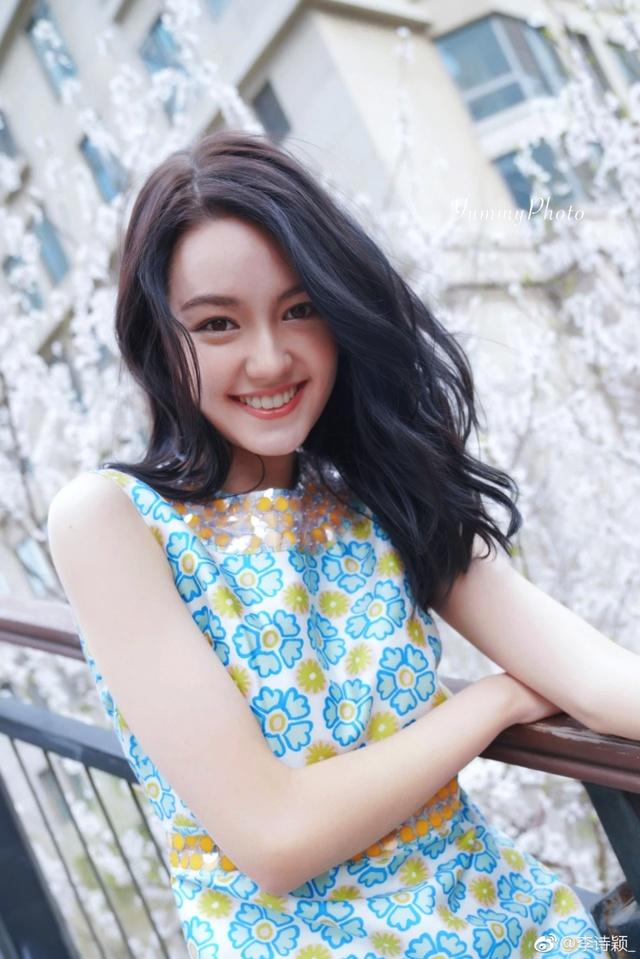 李诗颖有着中德混血，五官很精致，真是美得不像话。