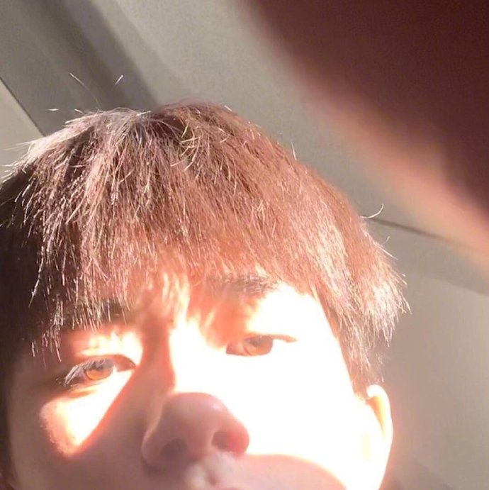 易烊千玺久违晒自拍蜜汁角度难挡青春气息