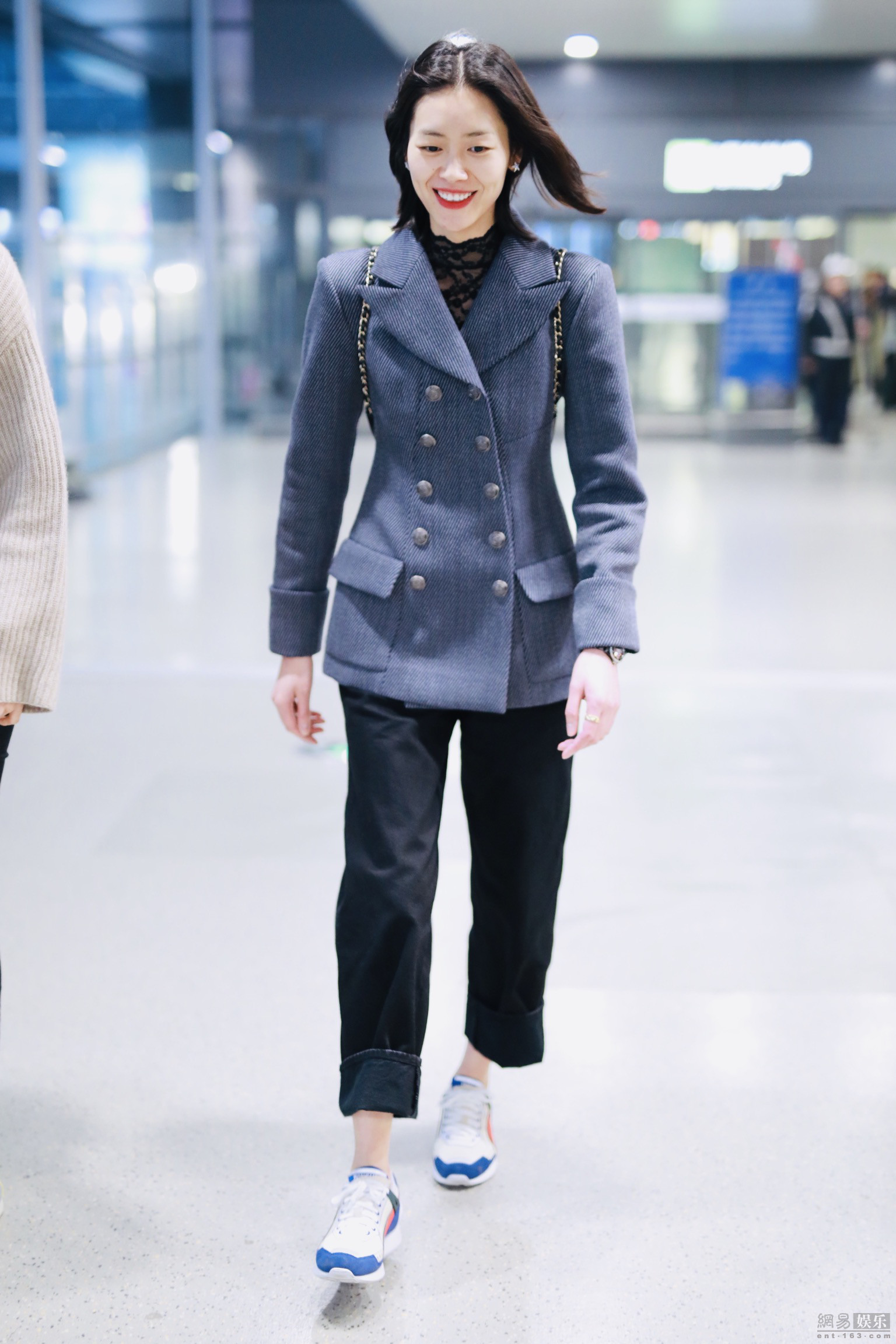 刘雯大佬坐姿霸气十足 捧咖啡甜笑显反差萌