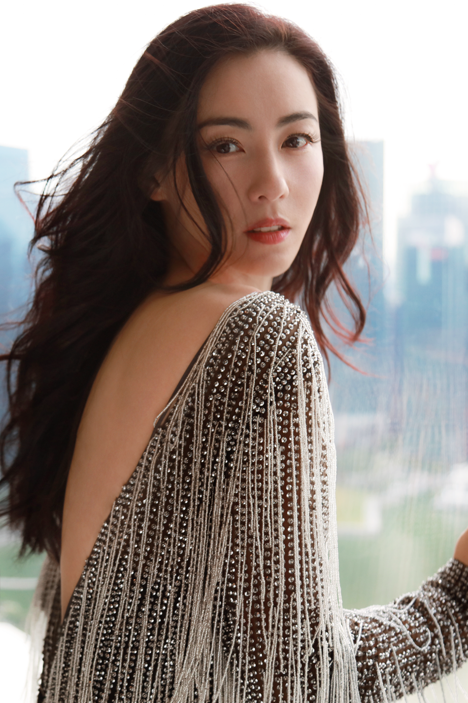 张柏芝颁奖典礼红毯压轴 回眸一笑美背尽显