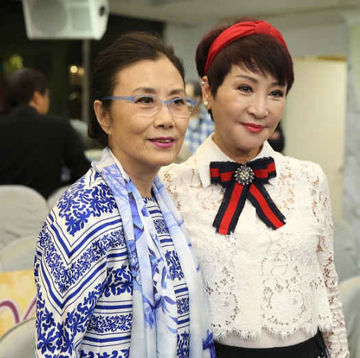 谢霆锋妈妈近照网友这身打扮看起来是小女人