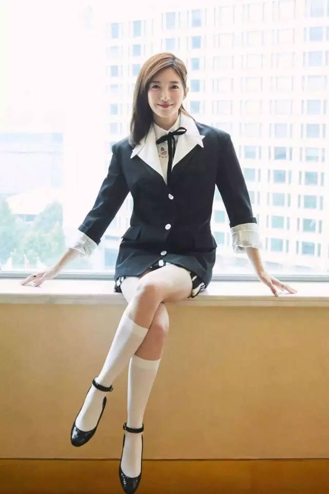 江疏影美的出众绸缎衬衫配烟管裤身材比例太惊艳