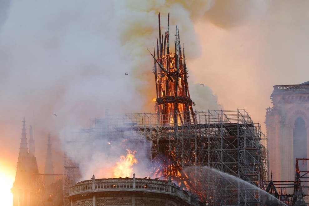 巴黎圣母院发生严重火灾塔尖倒塌