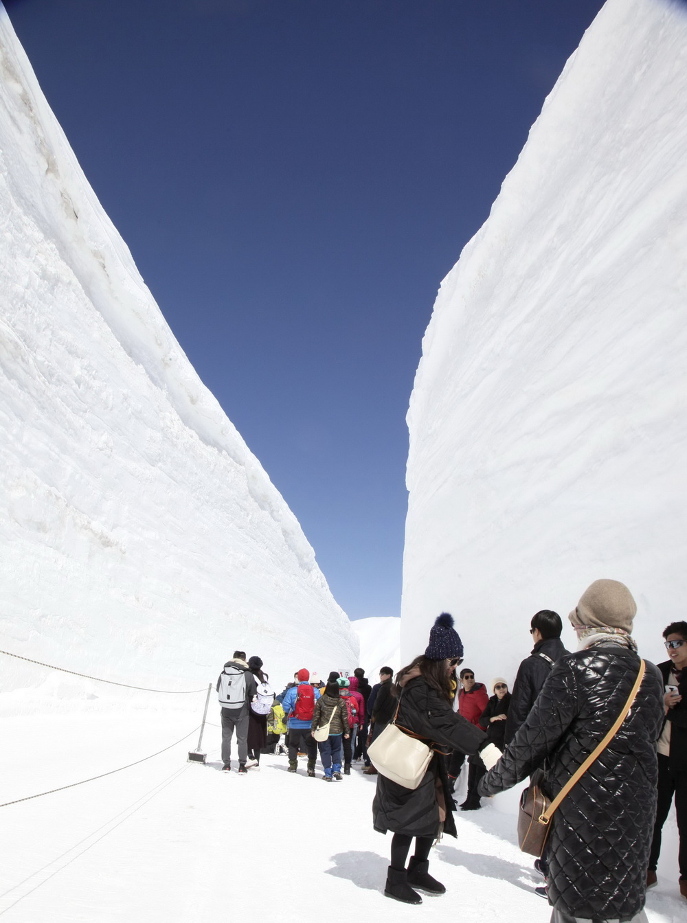 4 日本"雪墙公路"对公众开放 两侧积雪高达16米