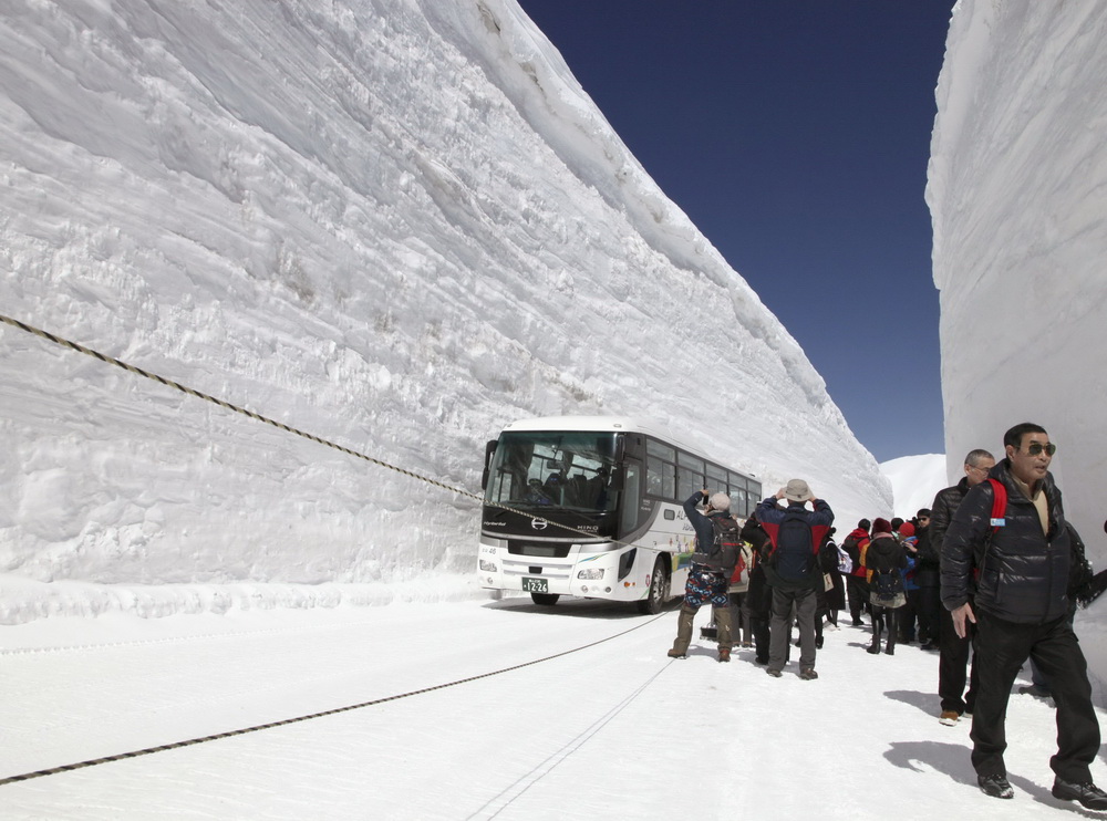 4 日本"雪墙公路"对公众开放 两侧积雪高达16米