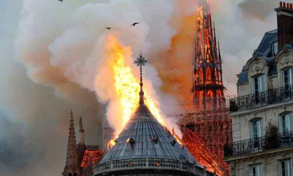 外媒 巴黎圣母院大火已完全被扑灭