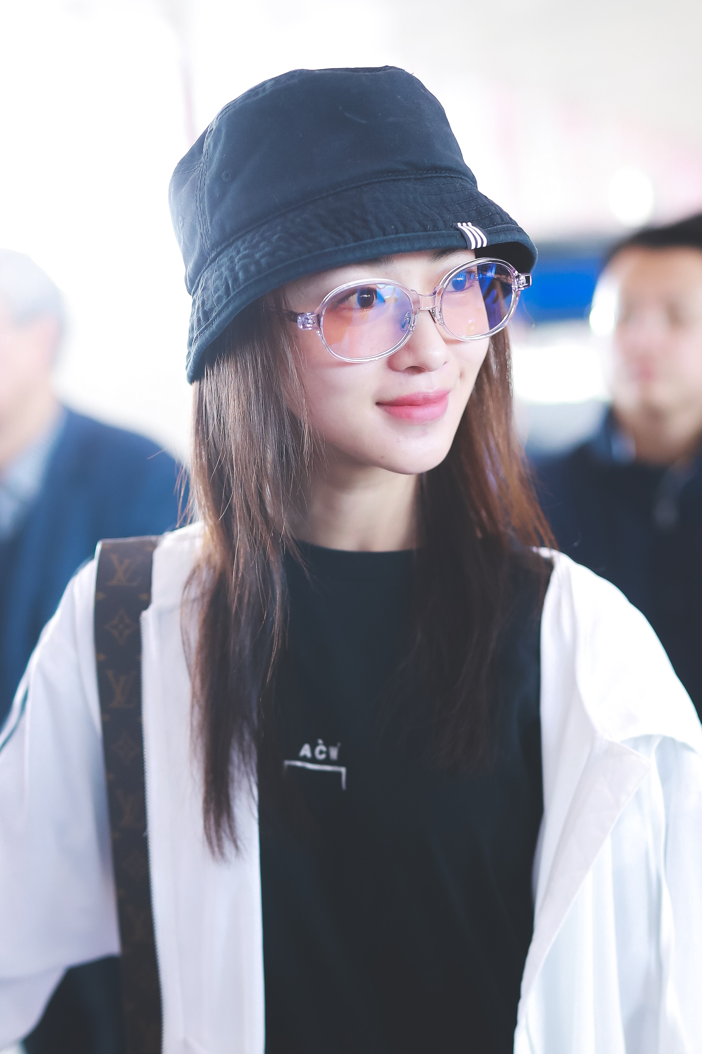 吴谨言运动装扮亲切邻家茶色墨镜吸睛